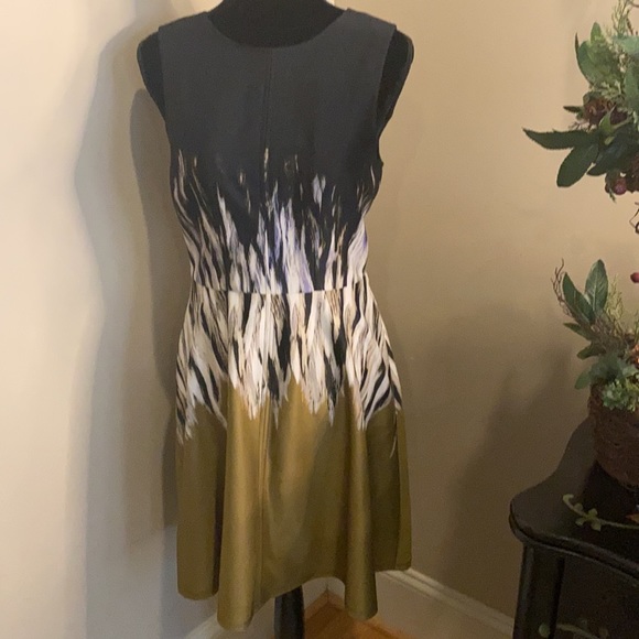 Vince Camuto Dresses & Skirts - Vince Camuto beautiful crew neck  dress in black gold/bronze flame pattern